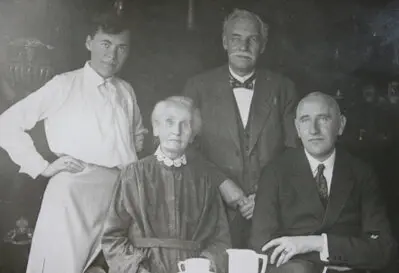 Vater Oskar mit Ehefrau Elisabeth und Sohn Heinrich mit Ehefrau .......
